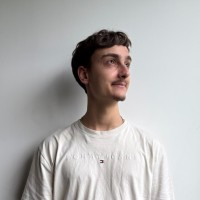 Portrait d'Alexandre Motte, fondateur de Diktyon Informatique, prestataire en cybersécurité à Lamarque-Pontacq